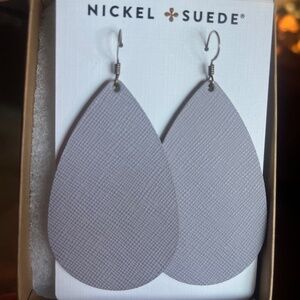 Nickel & Suede leather teardrop earrings, size medium in Lilac Gray